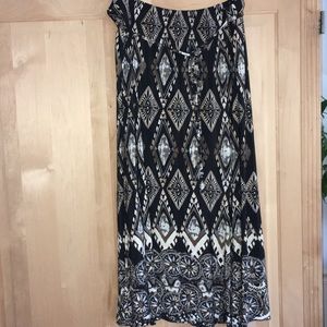 Capri-length black & tan skirt